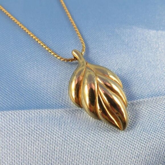 Trifari Jewelry - Vintage Signed Crown Trifari Leaf Pendant Necklace Gold-Tone Dainty Leaves